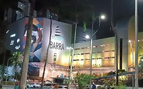 Barra - Frente Shop Barra - 100 m2, 2 quartos, 3 camas casal, sala, toalete, cozinha e varanda